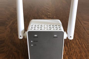 Netgear EX3700 Wi-Fi range extender.